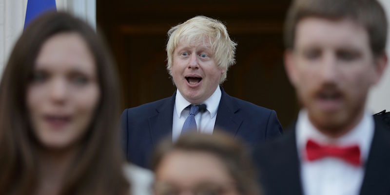 Boris Johnson mentre canta l'inno nazionale francese durante una visita alla residenza dell'ambasciatore francese a Londra, il 14 luglio 2016 (DANIEL LEAL-OLIVAS/AFP/Getty Images)