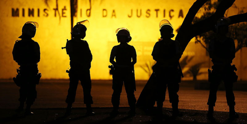 Poliziotti brasiliani fuori dal ministero della Giustizia a Brasilia, l'11 maggio 2016 (Mario Tama/Getty Images)