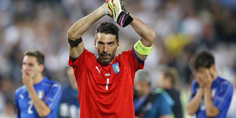 Gianluigi Buffon alla fine dei calci di rigore. (AP Photo/Michael Probst)