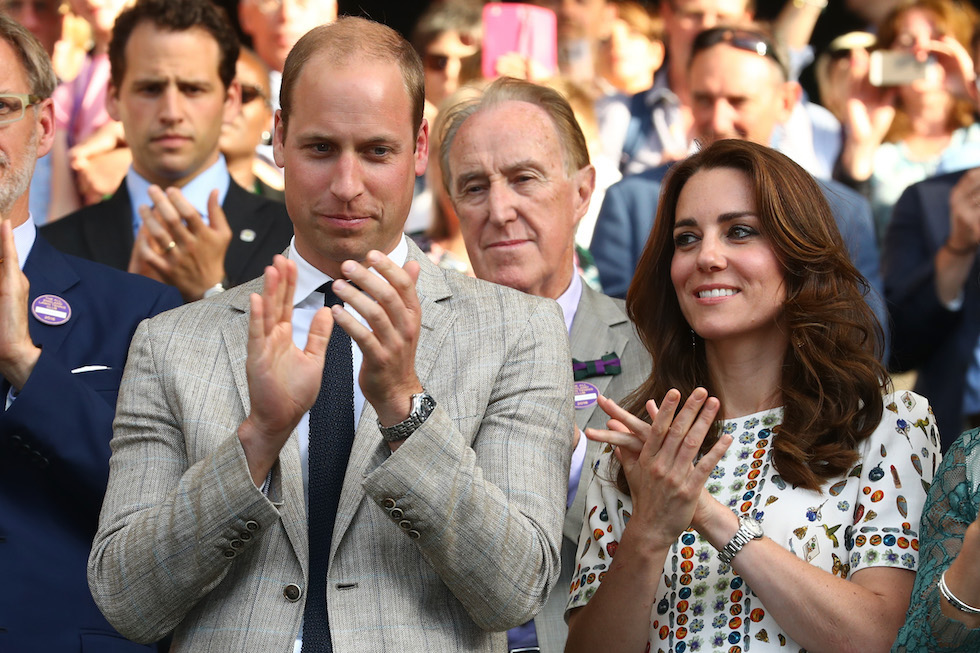Il principe William e Kate Middleton, duchessa di Cambridge, mentre Heather Watson e Henri Kontinen sollevano i trofei dopo aver vinto il doppio misto, 10 luglio 2016 (Julian Finney/Getty Images)