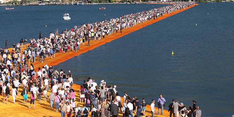 Le persone su The Floating Piers, 18 giugno 2016
(ANSA/FILIPPO VENEZIA)