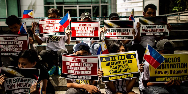 Attivisti di fronte al consolato cinese a Manila, nella Filippine, mentre manifestano contro l'atteggiamento della Cina nel mar Cinese Meridionale (NOEL CELIS/AFP/Getty Images)