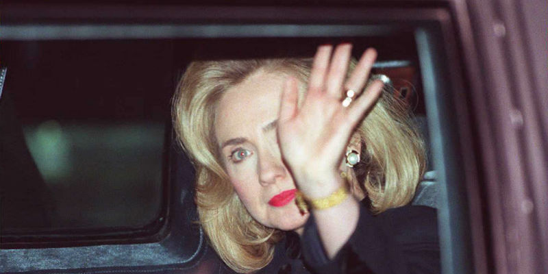 Hillary Clinton dopo una testimonianza sul suo ruolo nell'ambito del caso Whitewater, il 26 gennaio 1996 (PAUL J. RICHARDS/AFP/Getty Images)