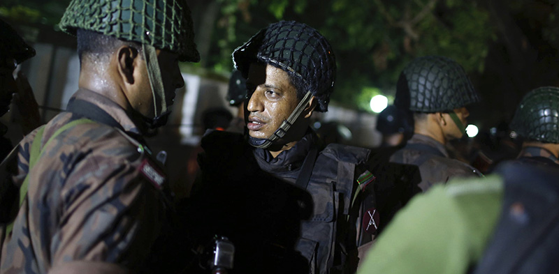 Militari delle forze di sicurezza fuori dal ristorante attaccato (AP Photo)