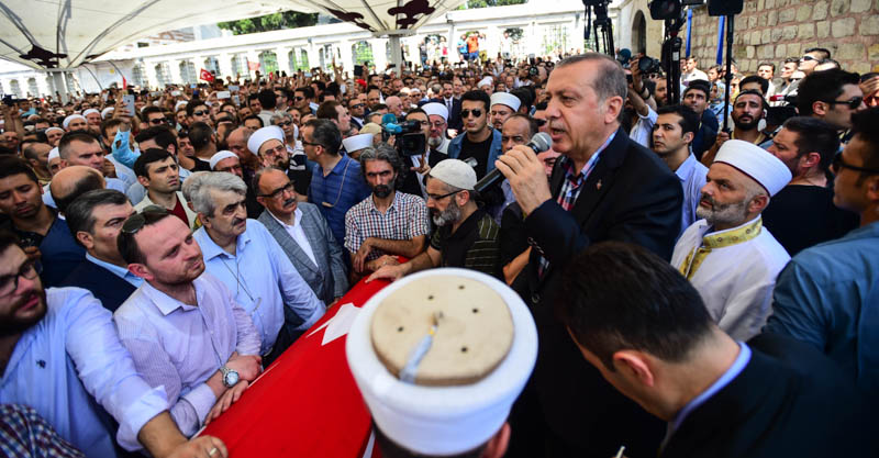 Il presidente turco Erdogan al funerale di alcuni dei morti negli scontri di venerdì notte. (Burak Kara/Getty Images)