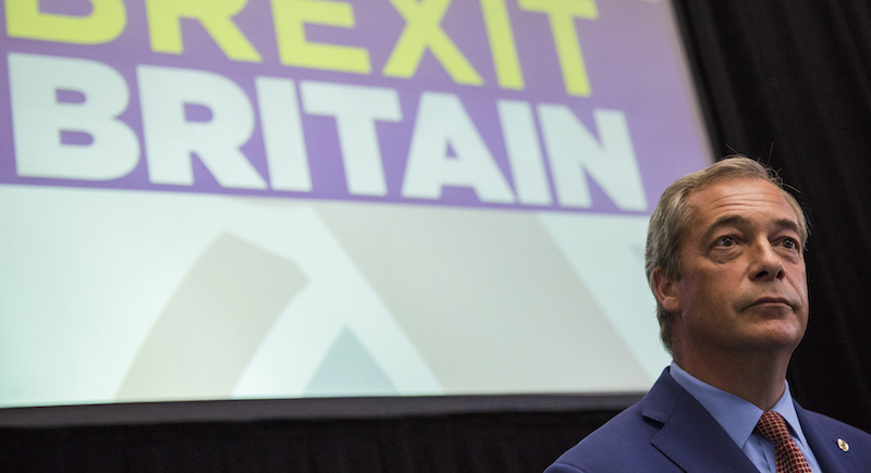 Nigel Farage durante la conferenza stampa in cui ha annunciato le sue dimissioni da leader dello UKIP (Jack Taylor/Getty Images)