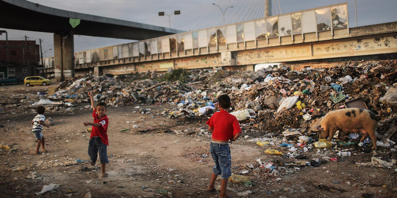 Bambini giocano in una zona adibita a discarica nella favela di Maré - 18 luglio 2016
(Mario Tama/Getty Images)