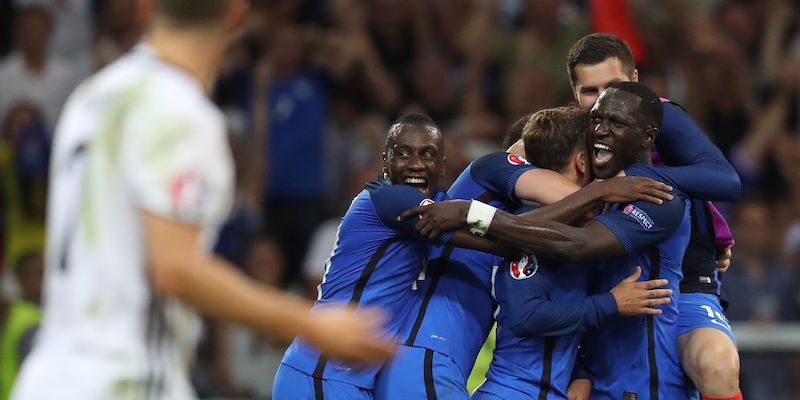 I giocatori della Francia mentre festeggiano dopo il secondo gol alla Germania (VALERY HACHE/AFP/Getty Images)