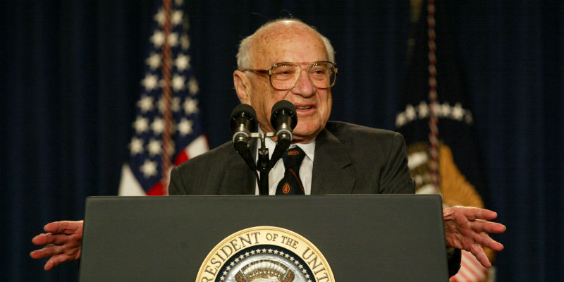 Milton Friedman a un evento alla Casa Bianca nel 2002 (Alex Wong/Getty Images)