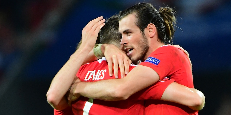 Gareth Bale e Ben Davies dopo la vittoria contro il Belgio (EMMANUEL DUNAND/AFP/Getty Images)