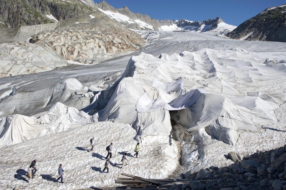 Le foto del ghiacciaio del Rodano, coperto Il Post