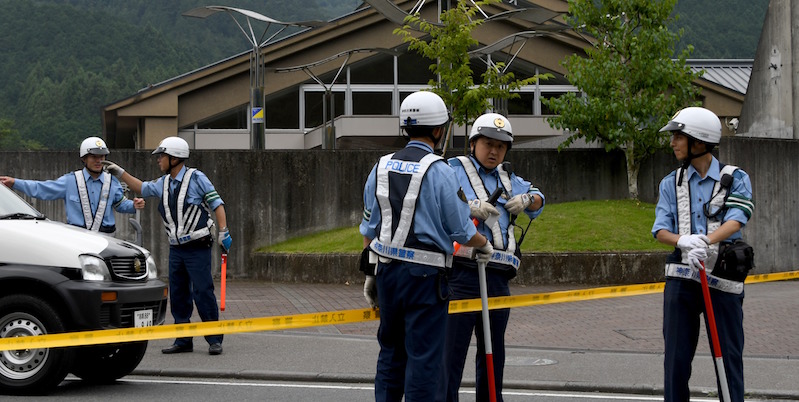 Poliziotti di fronte al centro per disabili di Sagamihara, in Giappone (TOSHIFUMI KITAMURA/AFP/Getty Images)