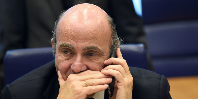 Il ministro dell'Economia spagnolo Luis de Guindos durante un incontro dell'Eurogruppo in Lussemburgo, il 16 giugno 2016 (JOHN THYS/AFP/Getty Images)