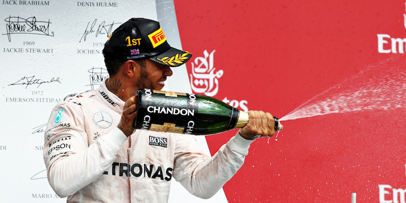 Lewis Hamilton durante la premiazione (Mark Thompson/Getty Images)