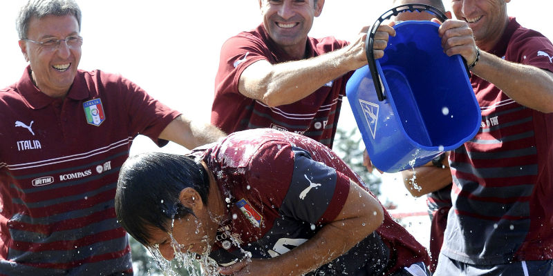 L'ex allenatore della nazionale italiana di calcio Antonio Conte durante l'Ice Bucket Challenge a Coverciano, il primo settembre 2014 ( ALBERTO PIZZOLI/AFP/Getty Images)