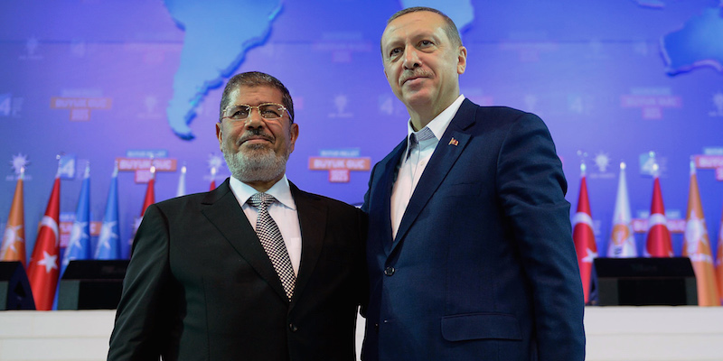 Recep Tayyip Erdogan, a destra, e Muhammed Morsi, ex presidente dell'Egitto e leader dei Fratelli Musulmani, il 30 settembre 2012 (AP Photo/File)