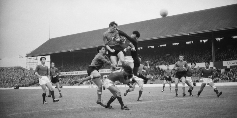 Il portiere nordcoreano Li Chan Myung e gli italiani Romano Fogli e Marino Perani (Press/Hulton Archive/Getty Images)