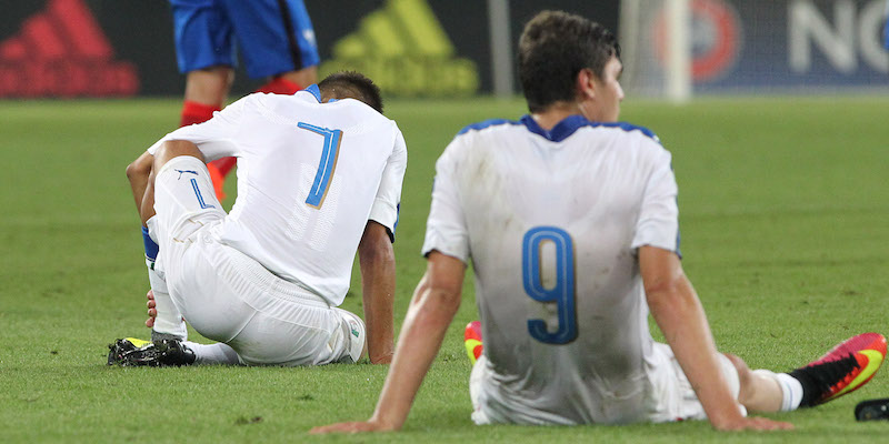 Due giocatori italiani dopo il fischio finale (DANIEL ROLAND/AFP/Getty Images)