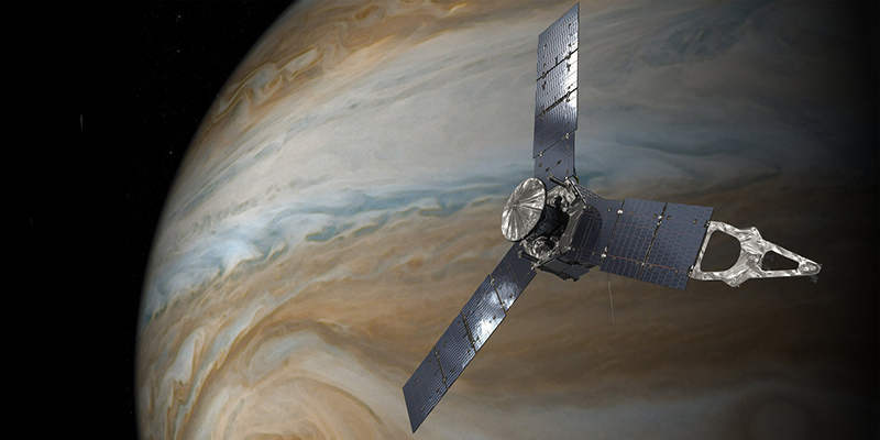 La sonda Juno della NASA e sullo sfondo il pianeta Giove, in un'elaborazione grafica (NASA.gov)