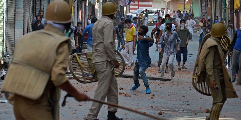 Scontri tra ribelli secessionisti e polizia indiana a Srinagar, l'11 luglio 2016 (TAUSEEF MUSTAFA/AFP/Getty Images)