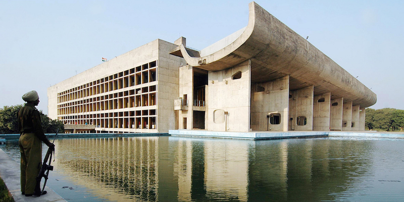 Il Palazzo dell'assemblea di Chandigarh, in India, progettato da Le Corbusier negli anni Cinquanta (NARINDER NANU/AFP/Getty Images)