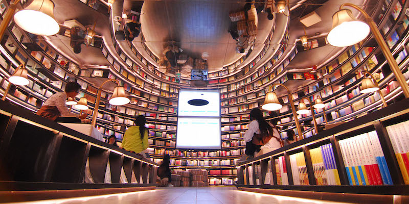 La libreria Zhongshuge di Hangzhou, il 19 aprile 2016 (Imaginechina via AP Images)