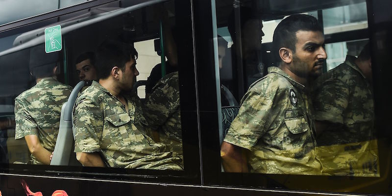 Militari turchi arrestati a Istanbul, il 20 luglio 2016 (BULENT KILIC/AFP/Getty Images)
