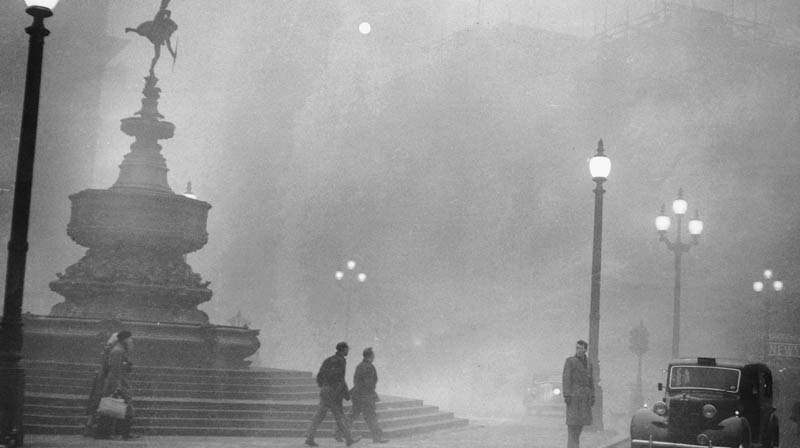 Piccadilly Circus durante il Grande smog del 1952. (Central Press/Hulton Archive/Getty Images)