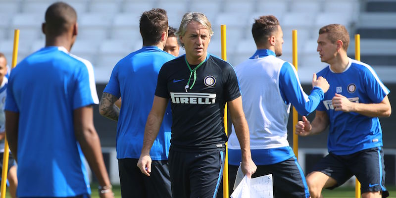 Roberto Mancini durante un allenamento dell'Inter (KARIM JAAFAR/AFP/Getty Images)
