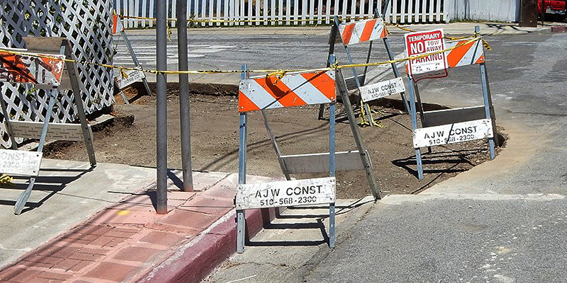 Il piccolo cantiere per il rinnovo del marciapiede che ha comportato l'eliminazione del vecchio cordolo - Hayward, California, Stati Uniti