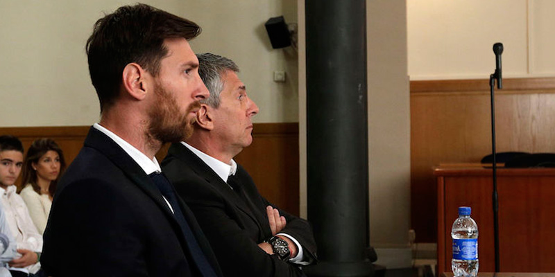 Il calciatore del Barcellona Lionel Lionel Messi e il padre Jorge Horacio Messi in tribunale per il terzo giorno del processo, il 2 giugno 2016
(Alberto Estevez - Pool/Getty Images)