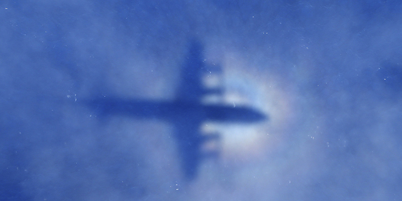 L'ombra proiettata sulle nuvole di un aereo utilizzato per le ricerche del volo MH370 (ROB GRIFFITH/AFP/Getty Images)
