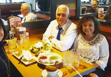 Dov’è il riflesso della figlia di Mike Pence in questa foto?