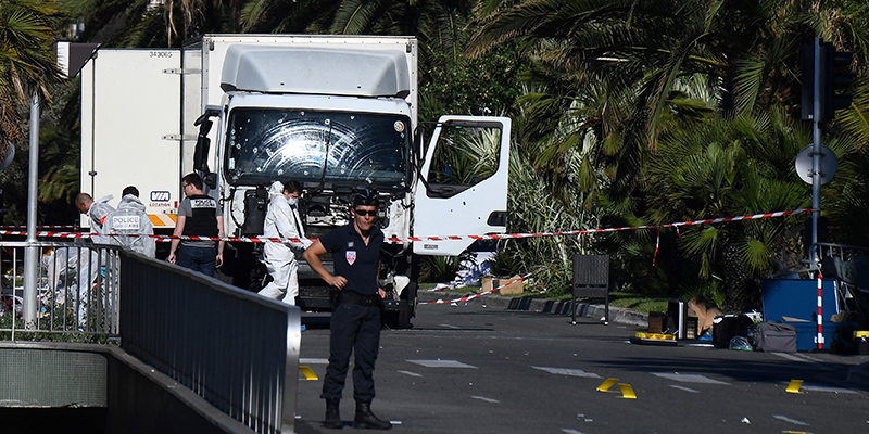 Poliziotti e agenti della polizia scientifica intorno al camion usato per la strage di Nizza, Francia (ANNE-CHRISTINE POUJOULAT/AFP/Getty Images)