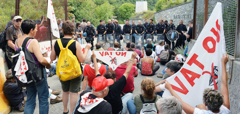 Una manifestazione No Tav a Chiomonte nel 2014. (ANSA/ALESSANDRO DI MARCO)