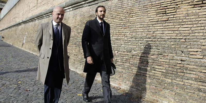 I giornalisti Gianluigi Nuzzi ed Emiliano Fittipaldi durante la prima giornata del processo in Vaticano. (LaPresse - Stefano Costantino)