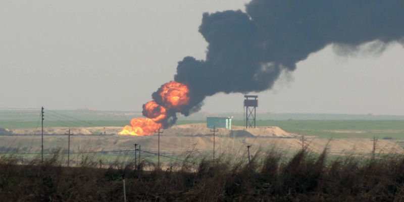 Una nuvola di fumo si alza dal giacimento petrolifero di Khubbaz, in Iraq, riconquistato dai guerrieri curdi peshmerga dall'ISIS all'inizio del 2015 (MARWAN IBRAHIM/AFP/Getty Images)