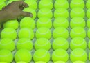 Come si fanno le palline da tennis (è più ipnotico di quanto pensiate)