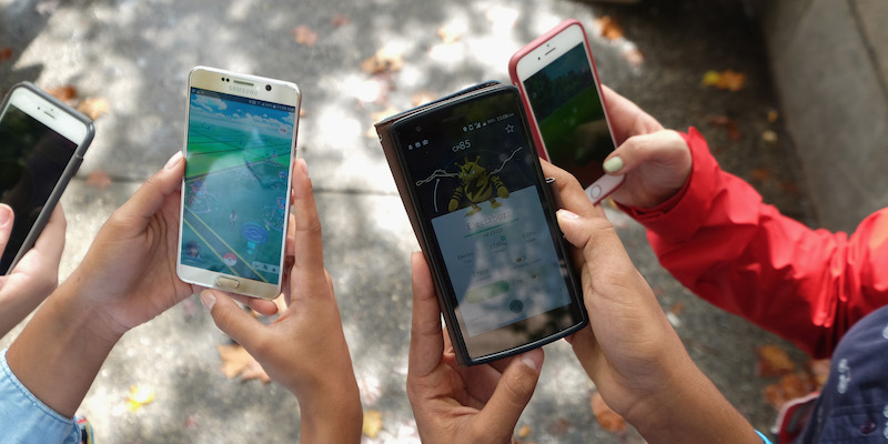 Gli smartphone di tre bambini che giocano a Pokemon Go al Central Park di New York (Michael Loccisano/Getty Images)