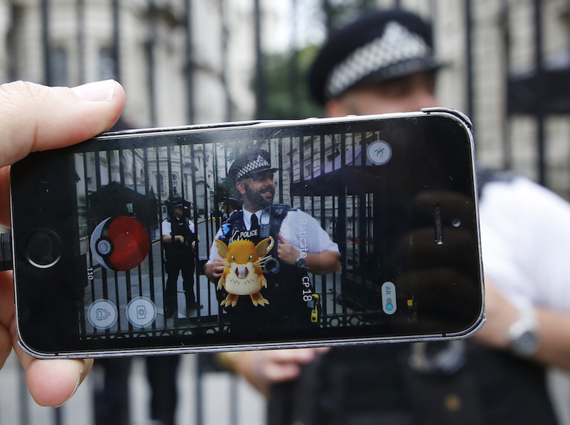 Un poliziotto britannico inquadrato con Pokémon Go, il 15 luglio a Londra (Olivia Harris/Getty Images)