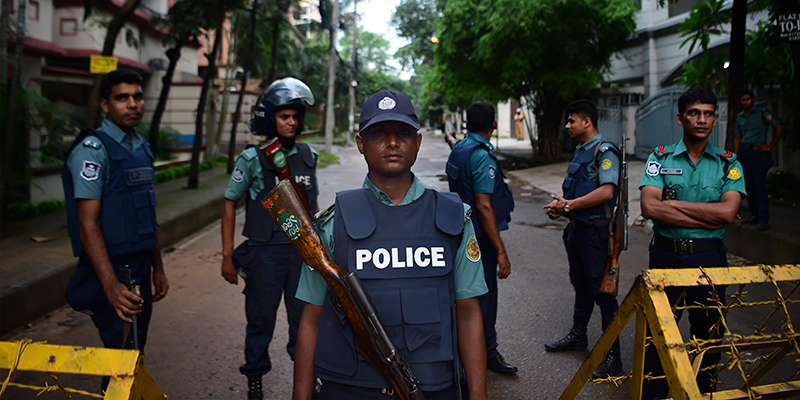 Un posto di blocco della polizia a poca distanza dal locale dell'attentato a Dacca, Bangladesh (STR/AFP/Getty Images)