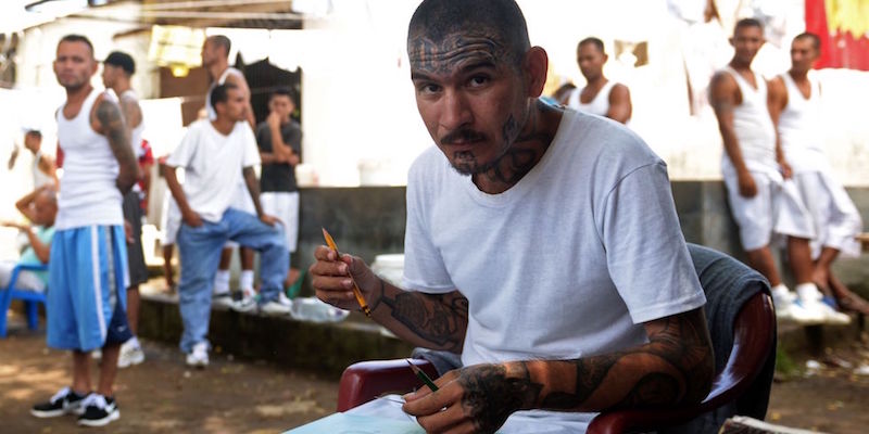 Un membro della gang MS-13 a una lezione di disegno e pittura alla prigione di Apanteos, Santa Ana, 15 luglio 2016
(MARVIN RECINOS/AFP/Getty Images)