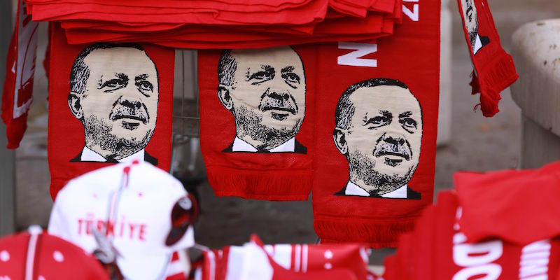 Sciarpe con la faccia di Erdogan ad Ankara (ADEM ALTAN/AFP/Getty Images)