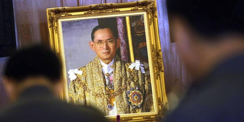 Un ritratto del re della Thailandia Bhumibol Adulyadej a Bangkok, il 18 febbraio 2016 (AP Photo/Sakchai Lalit)