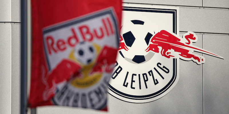Il logo del RasenBallsport Leipzig all'ingresso del centro sportivo del club (Woitas/picture-alliance/dpa/AP Images)