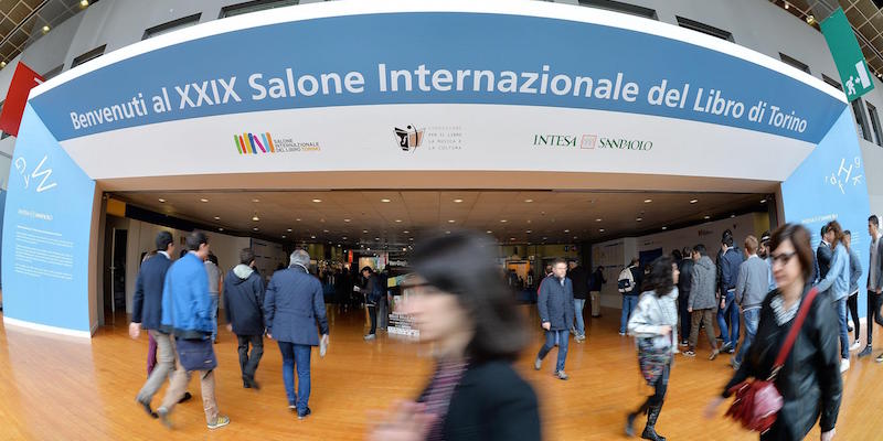 L'ingresso dell'ultima edizione del Salone del libro di Torino, la ventinovesima, il 12 maggio 2016 (ANSA / ALESSANDRO DI MARCO)