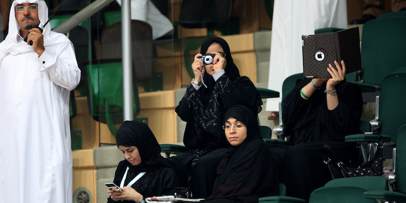 Giornaliste saudite assistono a una partita di pallamano tra l'Arabia Saudita e il Qatar a Gedda, il 31 gennaio 2012 (AMER HILABI/AFP/Getty Images)