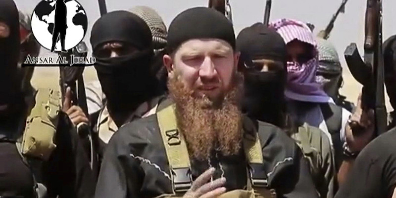 Omar al-Shishani in un video risalente al 2014 (AP Photo/militant social media account via AP video)