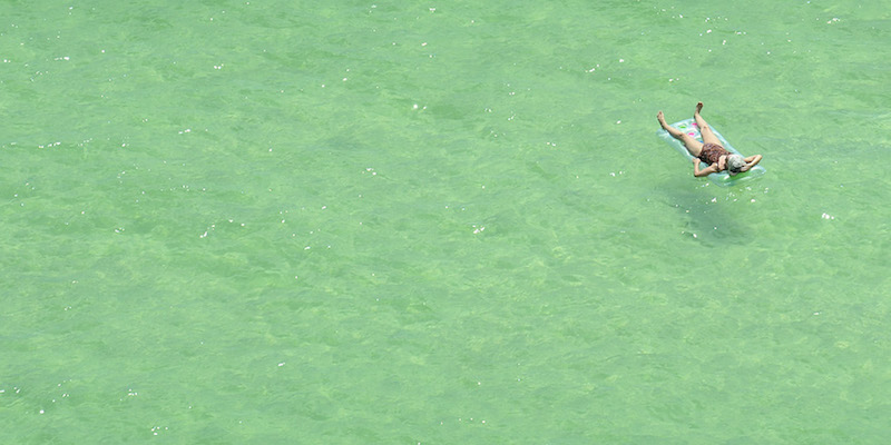 Una donna prende il sole su un materassino nel mare a Panama City Beach, Florida, 12 maggio 2016
(Andrew Wardlow/News Herald via AP)