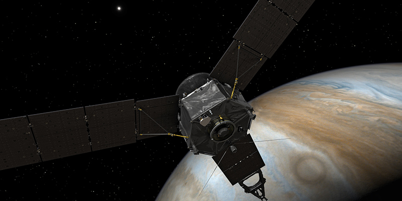 La sonda spaziale Juno della NASA e sullo sfondo il pianeta Giove, in un'elaborazione grafica (NASA.gov)